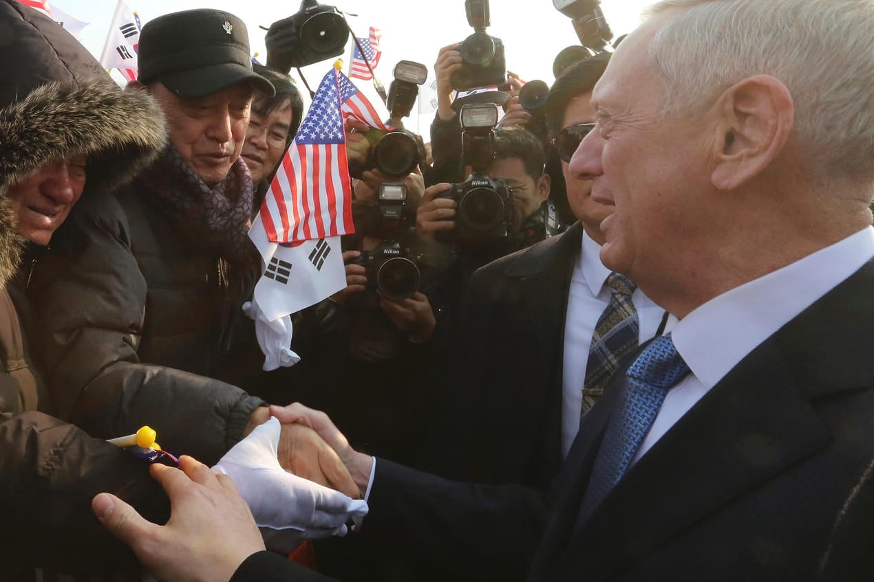 US-Verteidigungsminister Jim Mattis (r.) warnt Nordkorea.