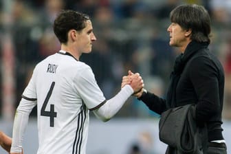 Handshake: Bundestrainer Joachim Löw (re.) hat Sebastian Rudy zum Wechsel nach München gratuliert.