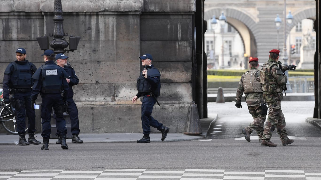 Sicherheitskräfte riegeln nach dem Angriff das Gelände um den Louvre ab.