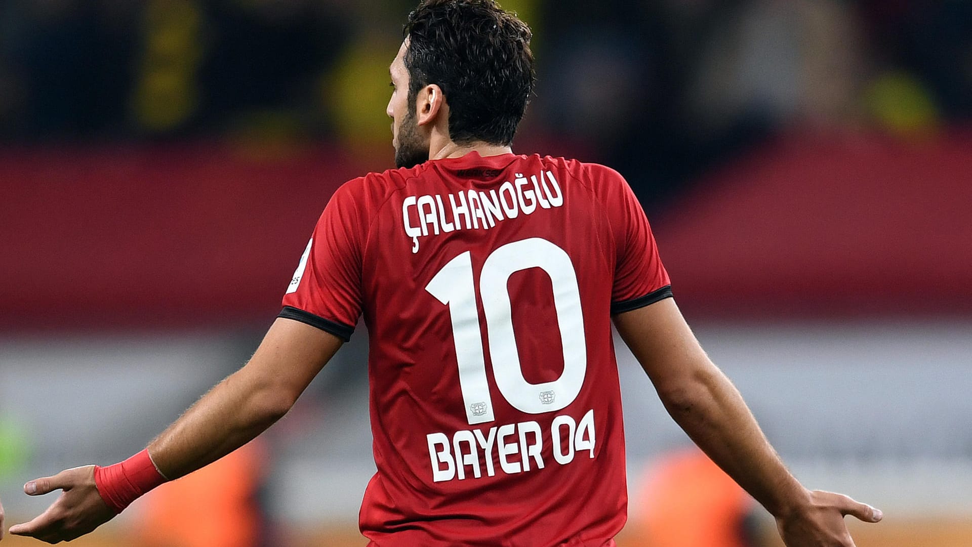 Die Sperre gegen Hakan Calhanoglu lässt Bayer Leverkusen überrascht und verstimmt zurück.