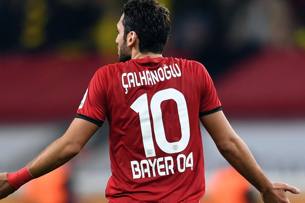 Die Sperre gegen Hakan Calhanoglu lässt Bayer Leverkusen überrascht und verstimmt zurück.