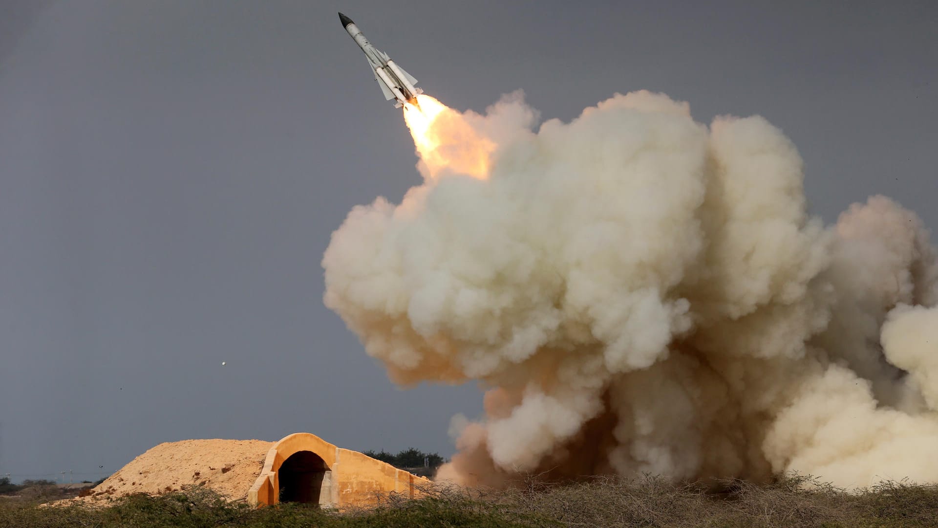 Seit Juli 2015 hatte der Iran Raketen verschiedener Reichweiten zu Testzwecken abgefeuert - der jüngste Test am Sonntag führt nun zu neuen US-Sanktionen. Seit Juli 2015 hatte der Iran Raketen verschiedener Reichweiten zu Testzwecken abgefeuert - der jüngste Test am Sonntag führt nun zu neuen US-Sanktionen.
