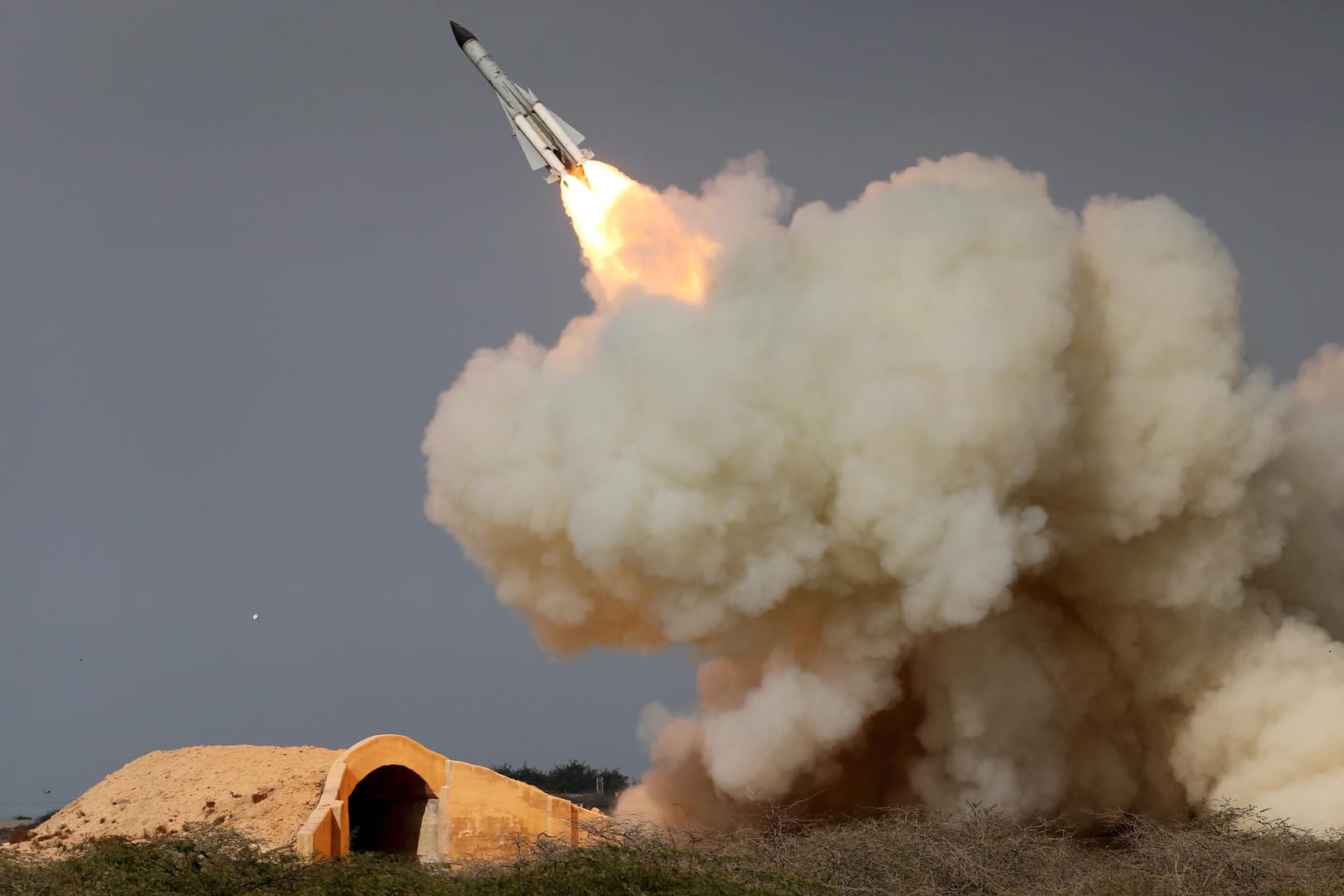 Seit Juli 2015 hatte der Iran Raketen verschiedener Reichweiten zu Testzwecken abgefeuert - der jüngste Test am Sonntag führt nun zu neuen US-Sanktionen.