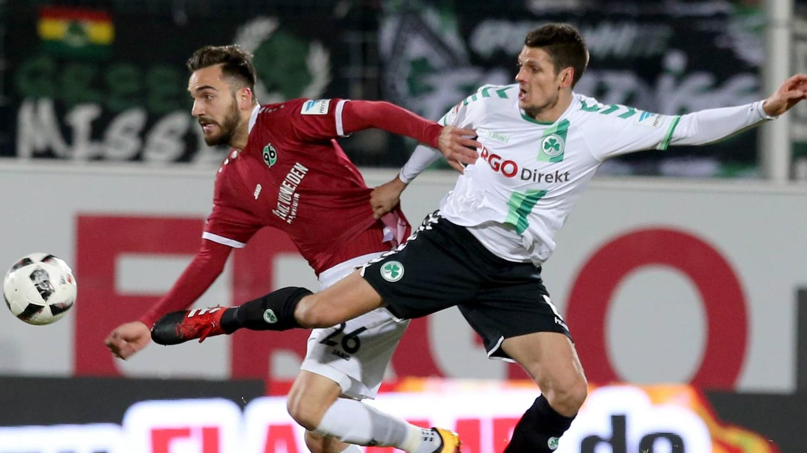 Hannovers Kenan Karaman (li.) und der Fürther Andreas Hofmann beim Zweikampf. Hannovers Kenan Karaman (li.) und der Fürther Andreas Hofmann beim Zweikampf.