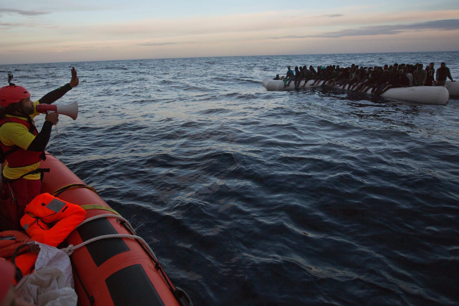 Afrikanische Flüchtlinge werden im Mittelmeer aus einem Schlauchboot gerettet.