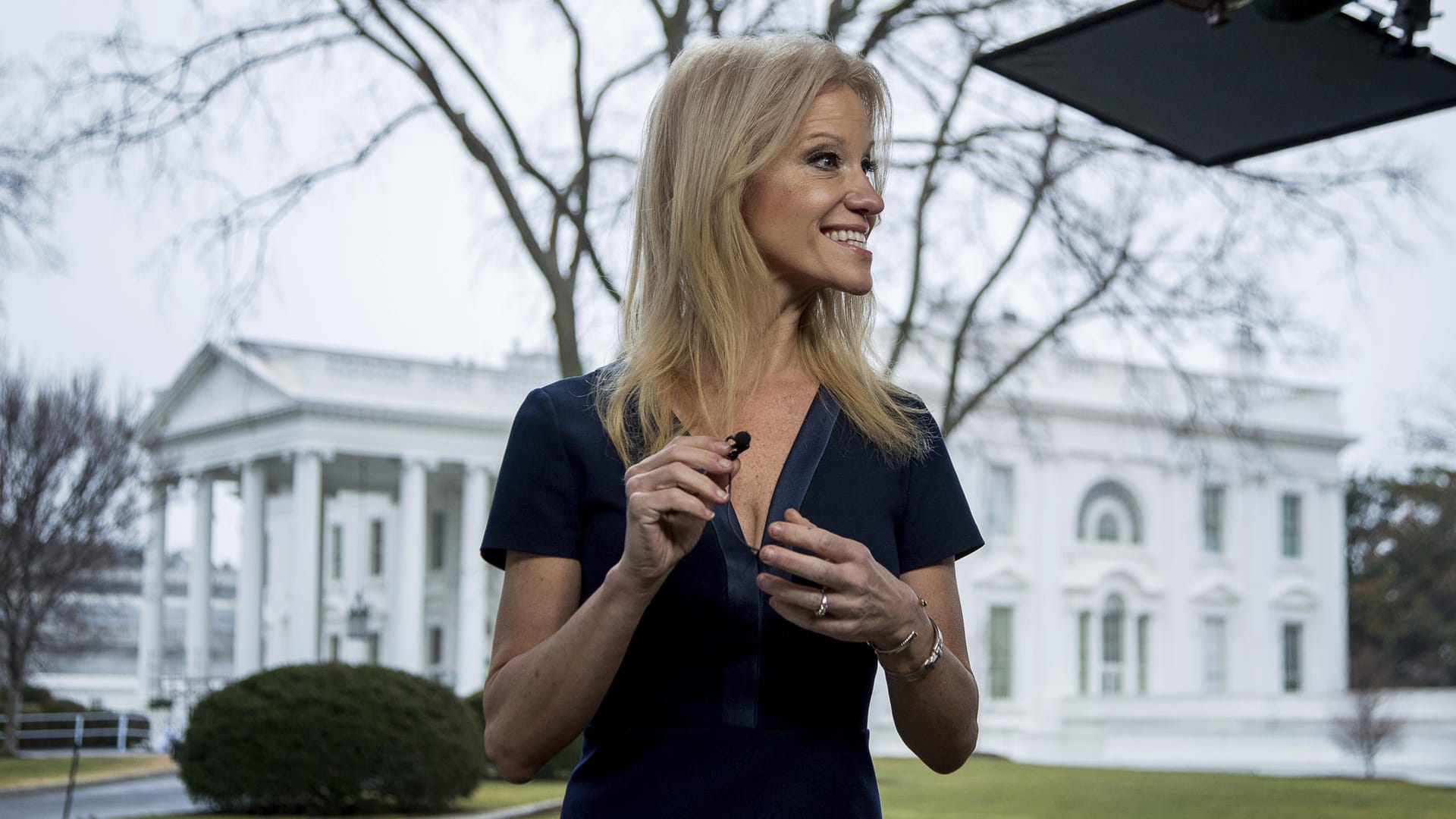 Kellyanne Conway vor dem Weißen Haus in Washington: "Alternative Fakten" zu einem Massaker, das es nicht gibt.