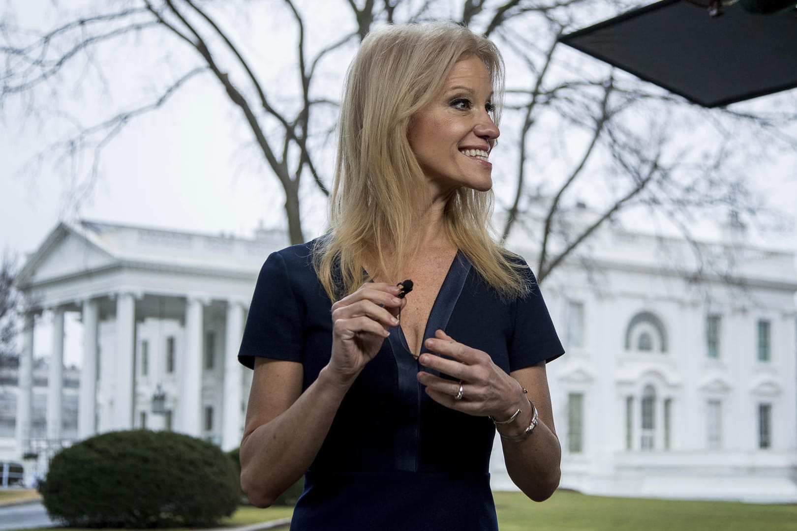 Kellyanne Conway vor dem Weißen Haus in Washington: "Alternative Fakten" zu einem Massaker, das es nicht gibt.