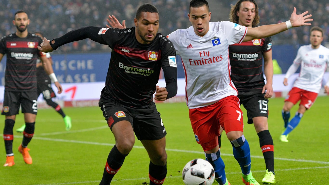 Leverkusens Jonathan Tah (li.) und HSV-Angreifer Bobby Wood kämpfen um den Ball.