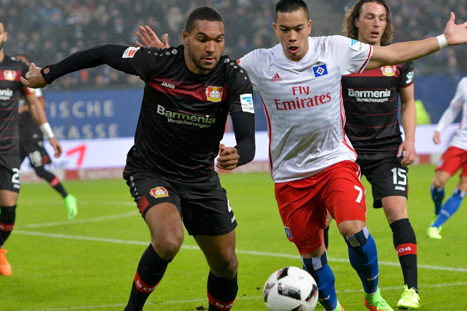 Leverkusens Jonathan Tah (li.) und HSV-Angreifer Bobby Wood kämpfen um den Ball.