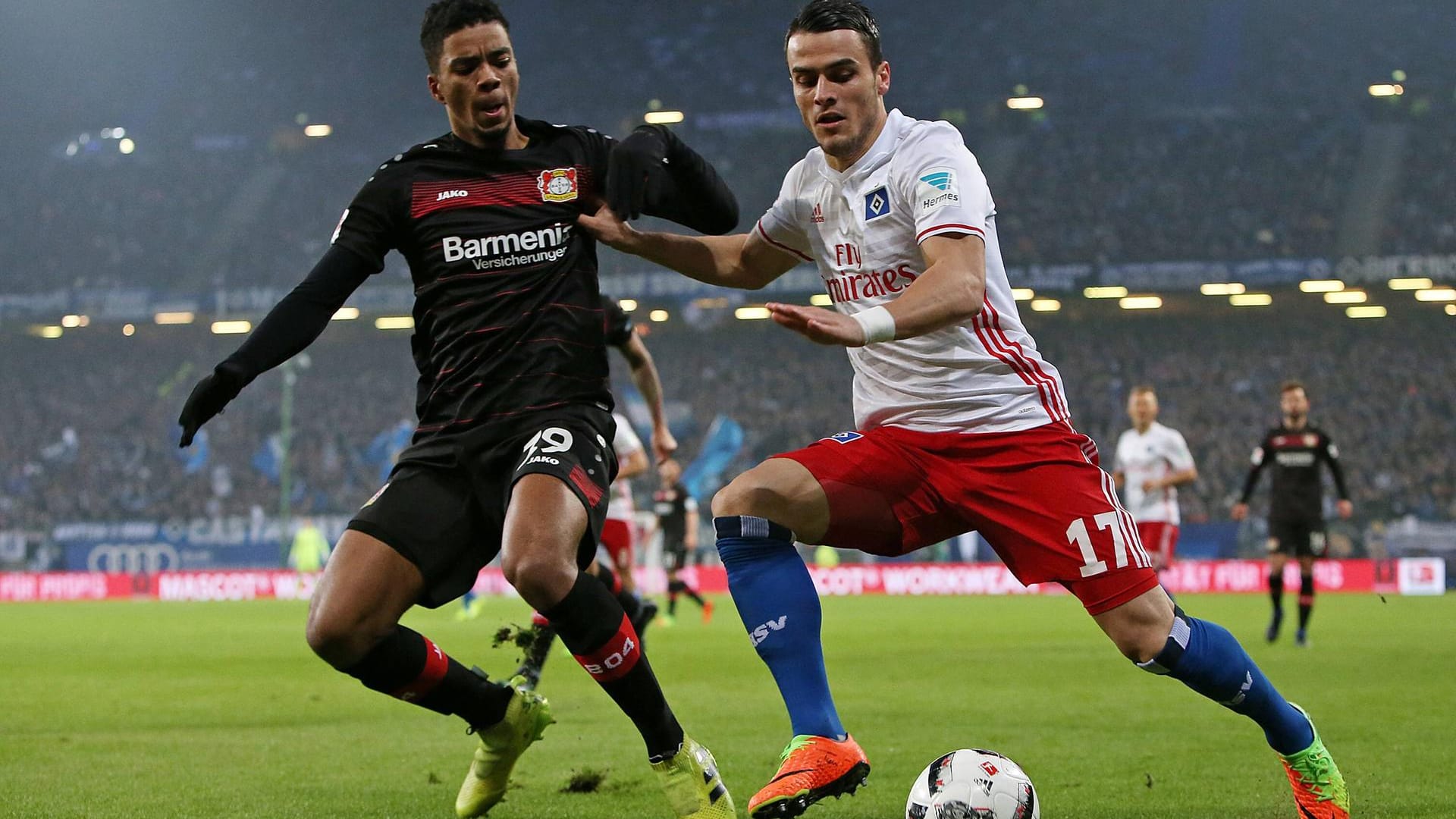 Leverkusens Benjamin Henrichs (li.) kämpft mit dem Hamburger Filip Kostic um den Ball.