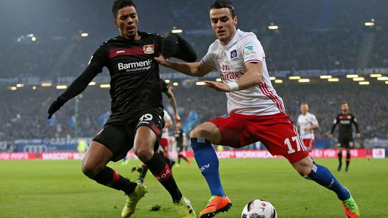 Leverkusens Benjamin Henrichs (li.) kämpft mit dem Hamburger Filip Kostic um den Ball.