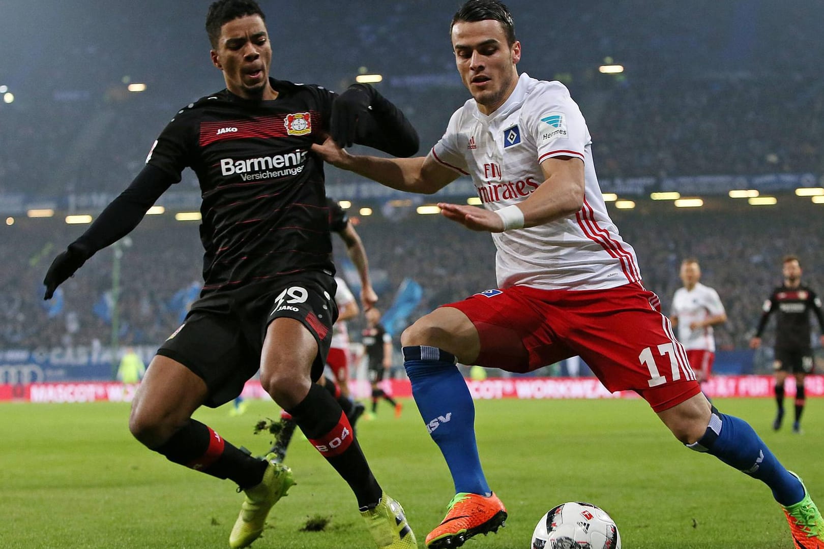 Leverkusens Benjamin Henrichs (li.) kämpft mit dem Hamburger Filip Kostic um den Ball.