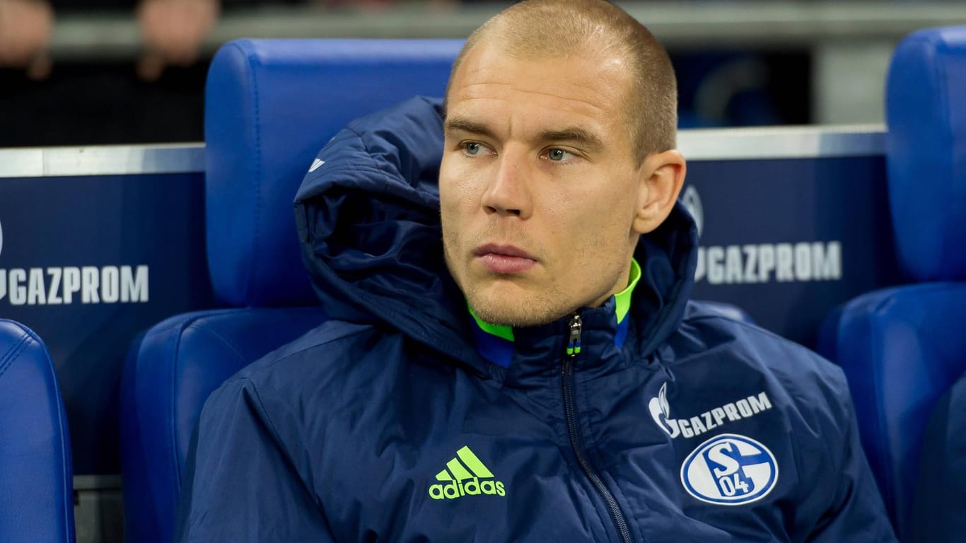 Holger Badstuber macht auf der Bank des FC Schalke 04 keinen glücklichen Eindruck.