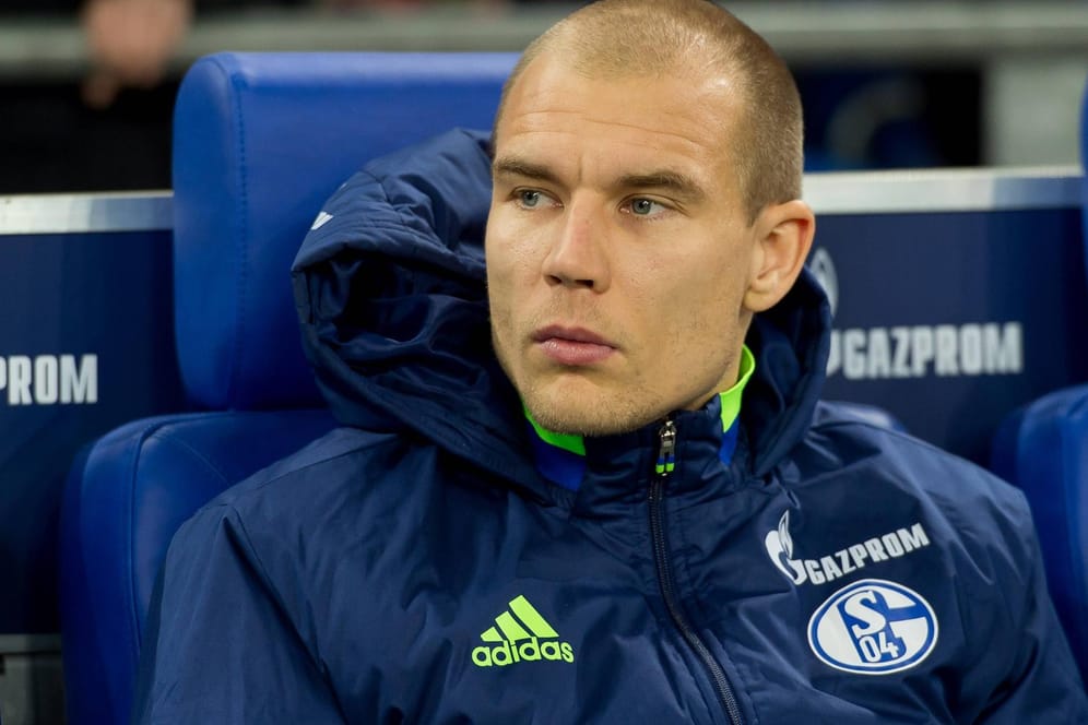 Holger Badstuber macht auf der Bank des FC Schalke 04 keinen glücklichen Eindruck.