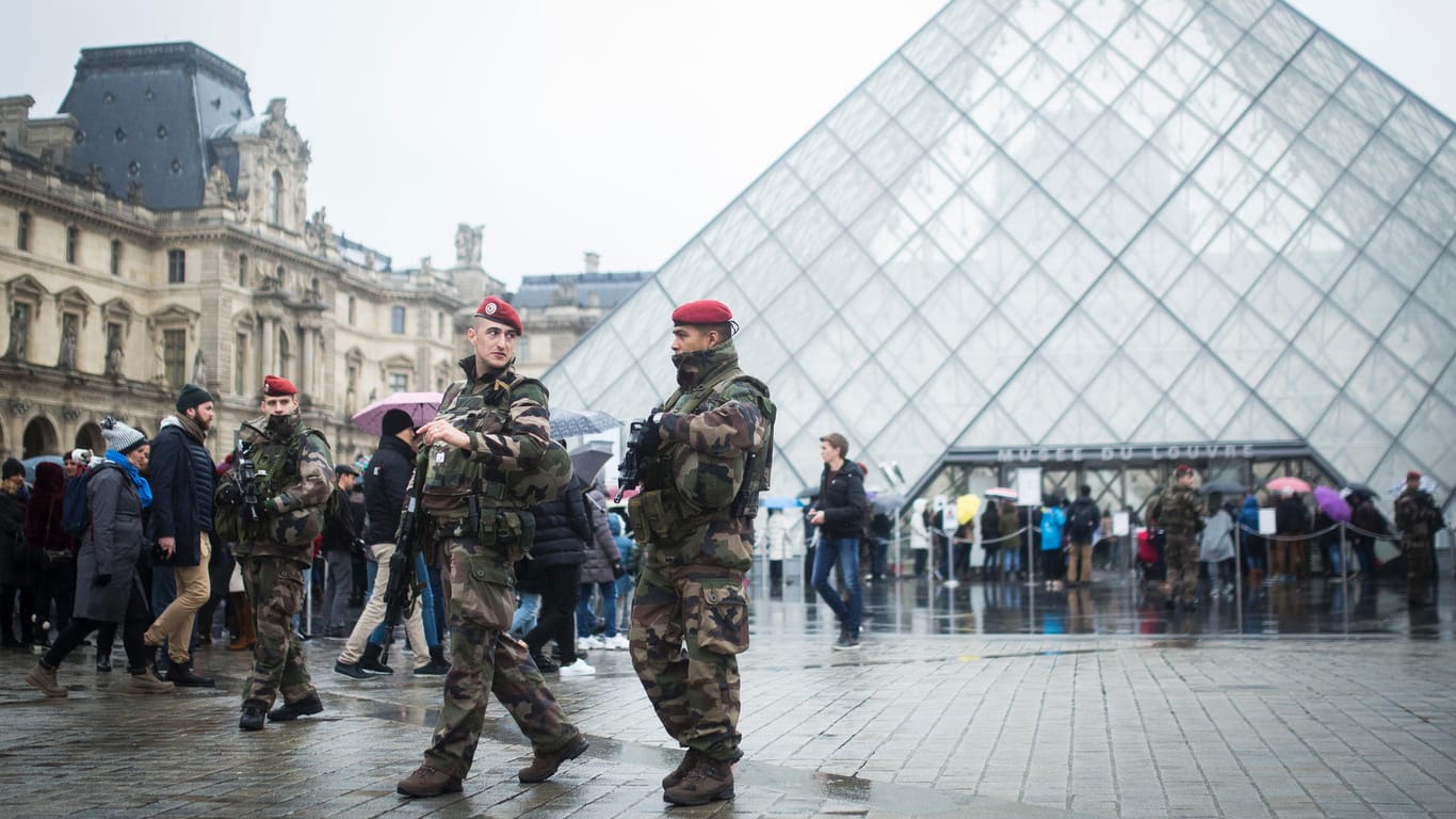 Zahlreiche Sicherheitskräfte patroullieren am Samstag im Innenhof des Louvre mit der Pyramide, die als Eingang des Museums dient.