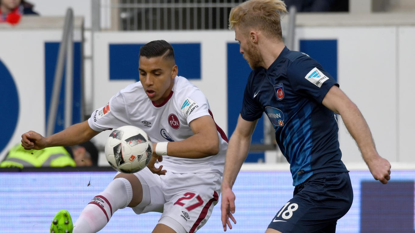 Matchwinner für Nürnberg: Der zweifache Torschütze Abdelhamid Sabiri ( links) im Duell mit Heidenheims Sebastian Griesbeck.