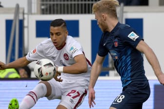 Matchwinner für Nürnberg: Der zweifache Torschütze Abdelhamid Sabiri ( links) im Duell mit Heidenheims Sebastian Griesbeck.