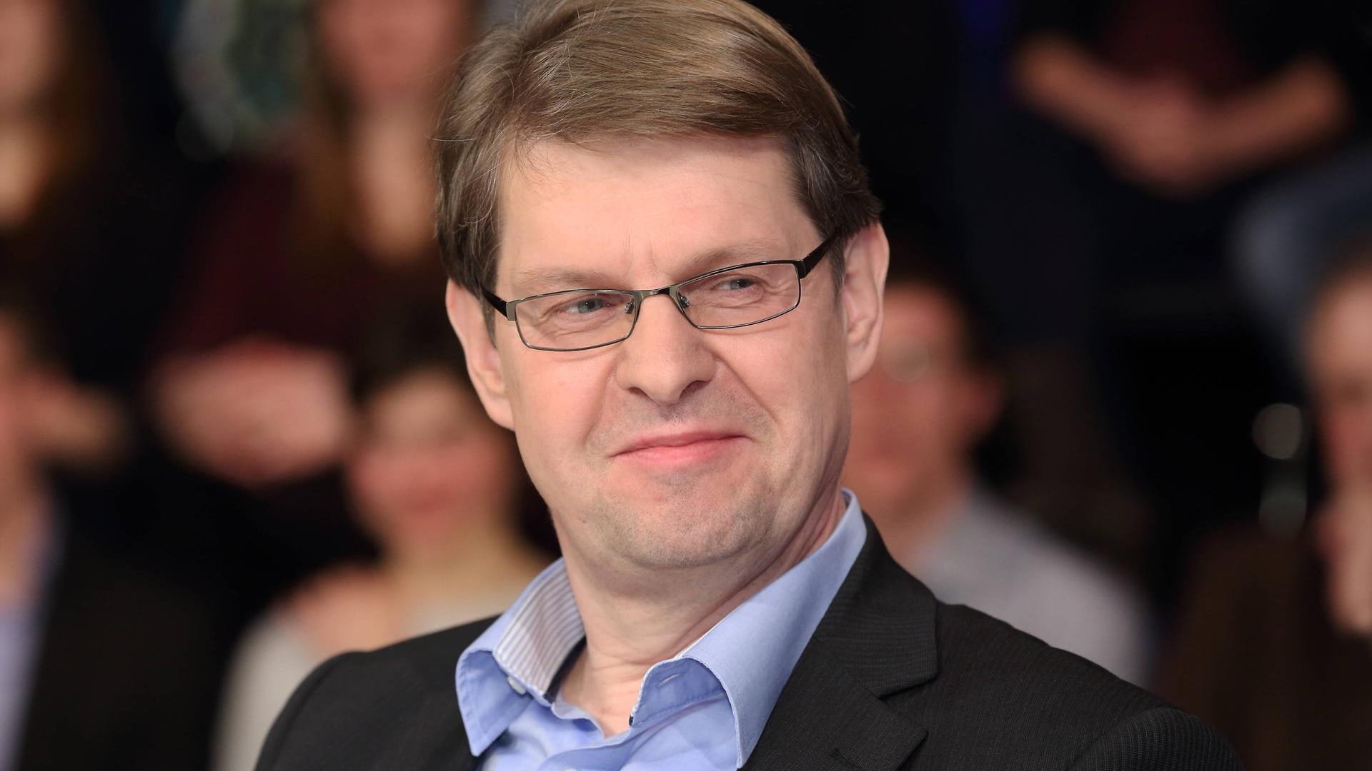 Ralf Stegner hatte früher eine andere Frisur, ließ sich aber umstimmen. Ralf Stegner hatte früher eine andere Frisur, ließ sich aber umstimmen.