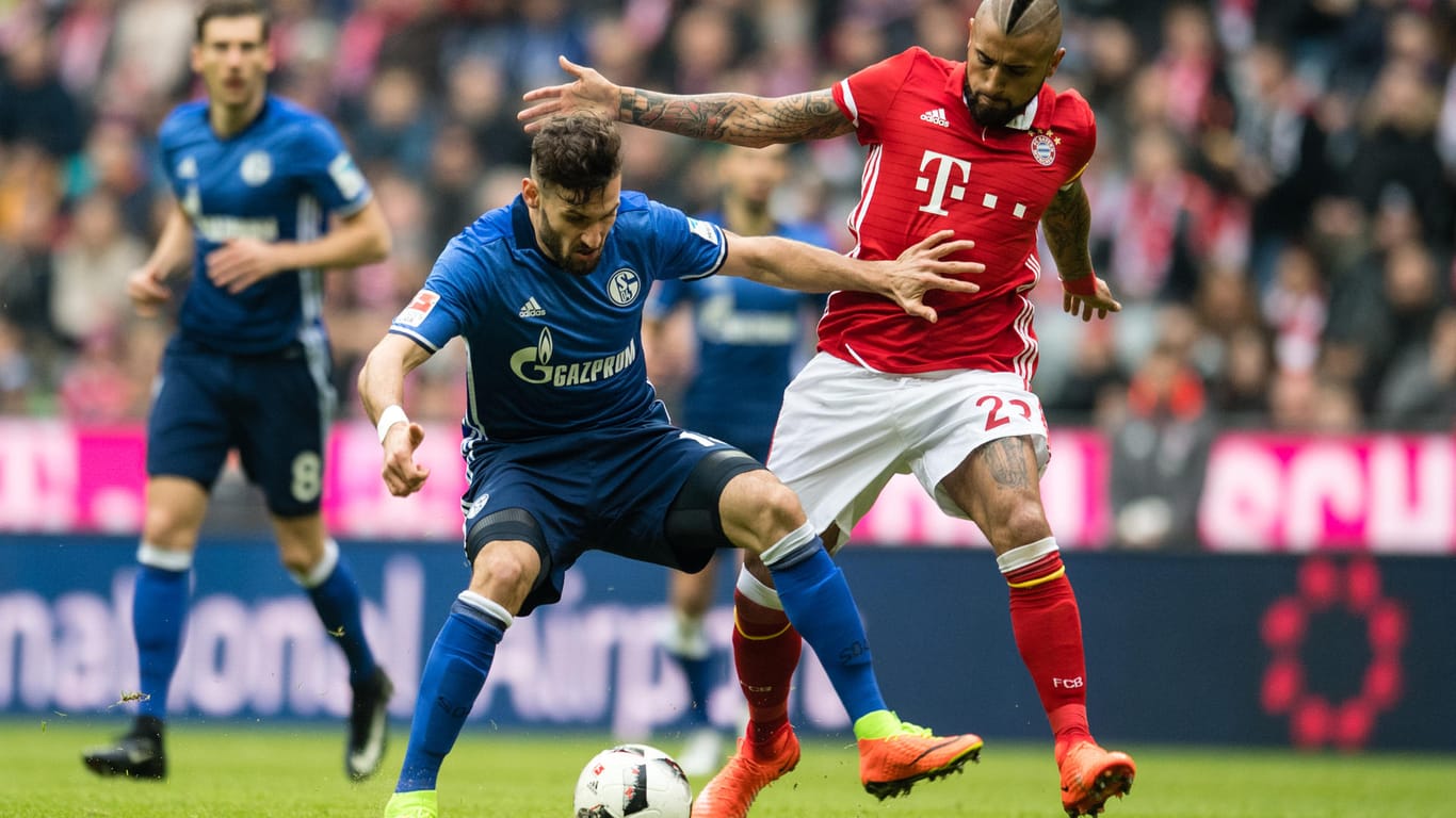 Der Schalke Daniel Caligiuri (li.) beim Zweikampf mit Bayerns Arturo Vidal.