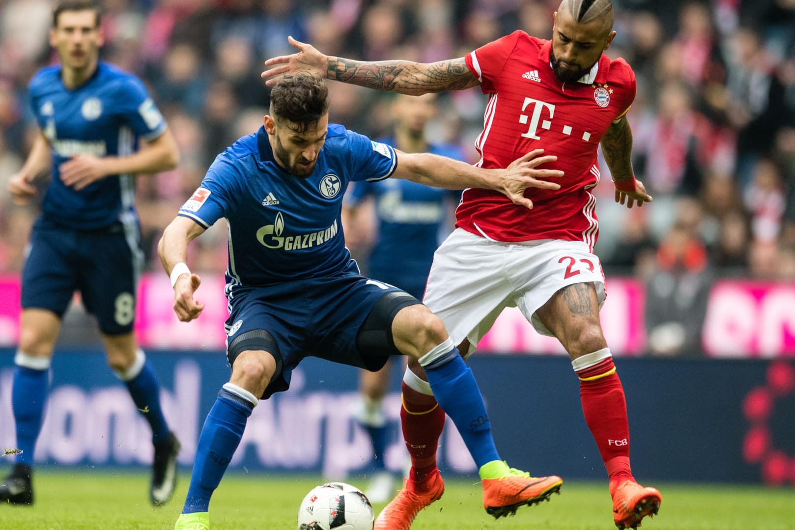 Der Schalke Daniel Caligiuri (li.) beim Zweikampf mit Bayerns Arturo Vidal.