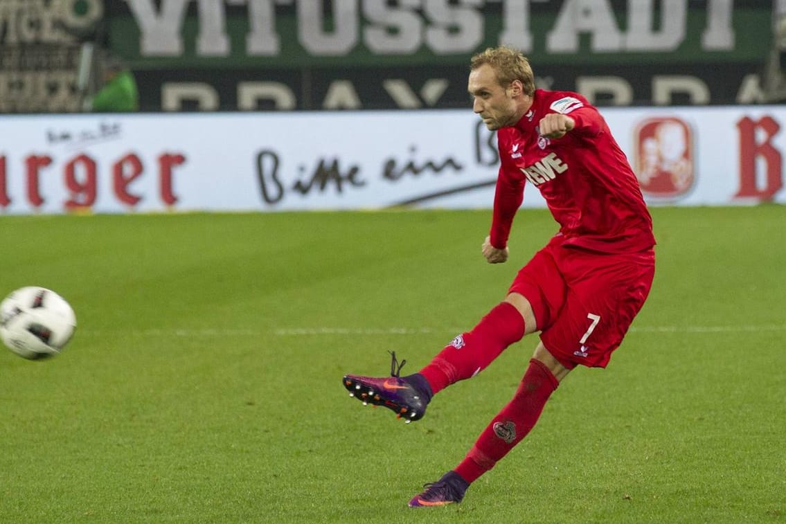 Kölns Marcel Risse setzt beim Spiel in Mönchengladbach zum Tor des Jahres an.