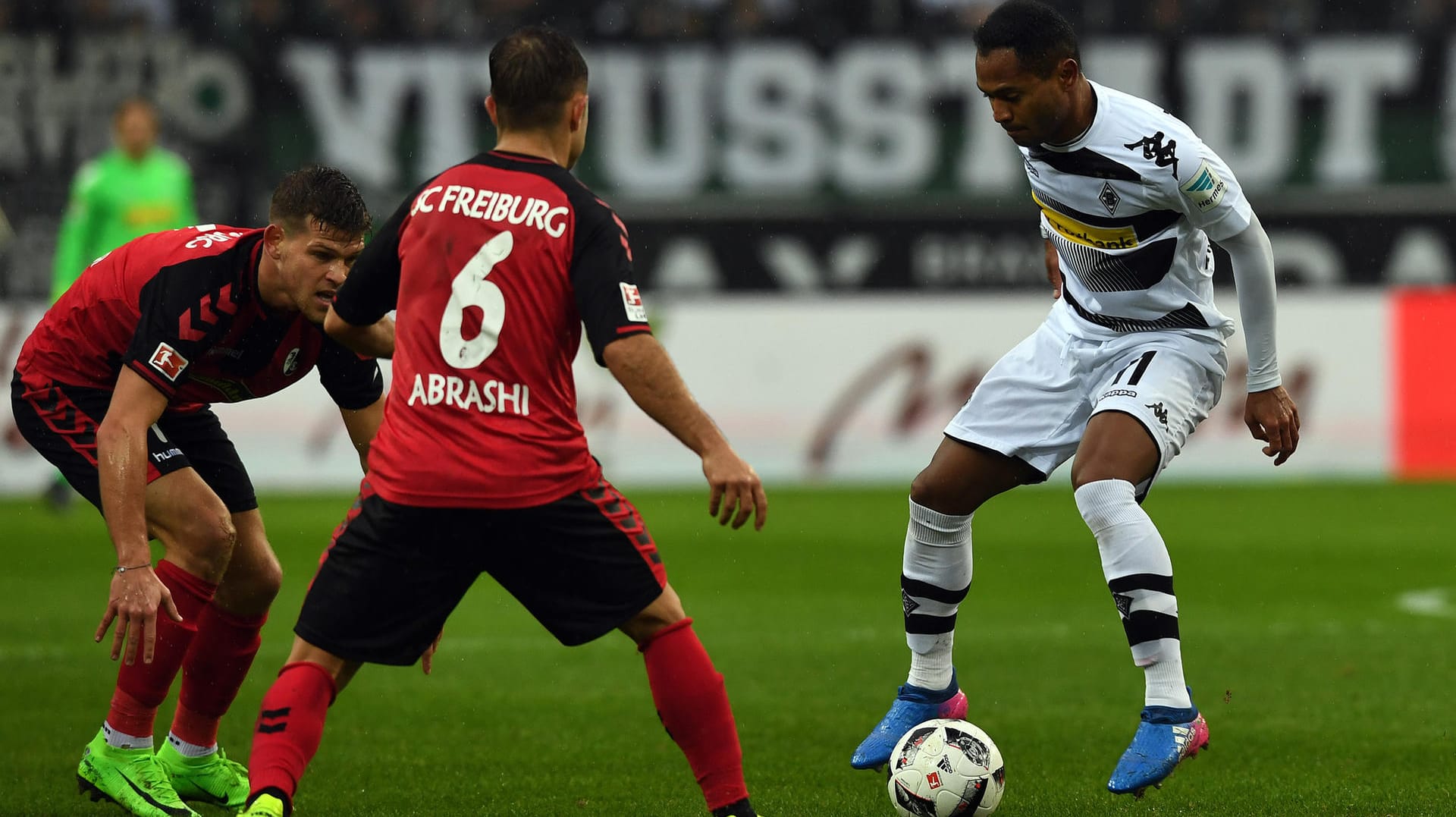 Ballkontrolle: Der Mönchengladbacher Raffael (rechts) zieht gleich zwei Freiburger (links Florian Niederlechner, Mitte Amir Abrashi) auf sich. Ballkontrolle: Der Mönchengladbacher Raffael (rechts) zieht gleich zwei Freiburger (links Florian Niederlechner, Mitte Amir Abrashi) auf sich.