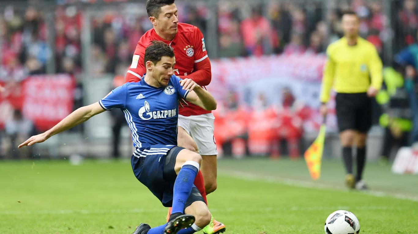 Zweikampfverhalten: Der Münchner Torjäger Robert Lewandowski rangelt mit Leon Goretzka vom FC Schalke 04 um den Ball.