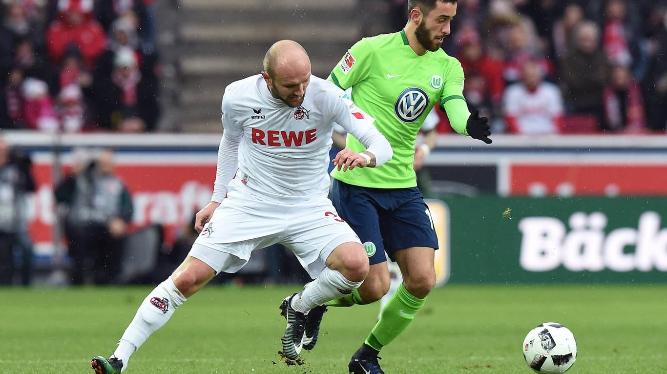 Nur Augen für den Ball: Der Kölner Konstantin Rausch im Zweikampf mit Yunus Malli (rechts) vom VfL Wolfsburg.