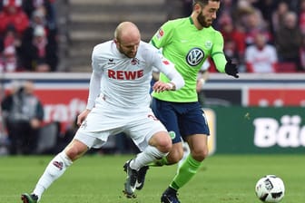 Nur Augen für den Ball: Der Kölner Konstantin Rausch im Zweikampf mit Yunus Malli (rechts) vom VfL Wolfsburg.