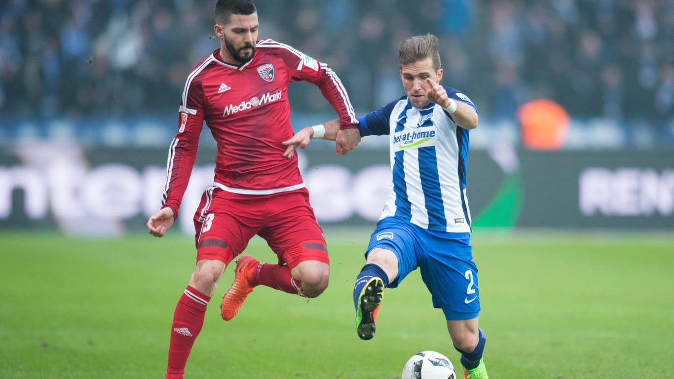Voller Einsatz: Der Ingolstädter Anthony Jung (links) kämpft mit Peter Pekarik von Hertha BSC um den Ball.