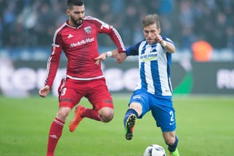Voller Einsatz: Der Ingolstädter Anthony Jung (links) kämpft mit Peter Pekarik von Hertha BSC um den Ball.