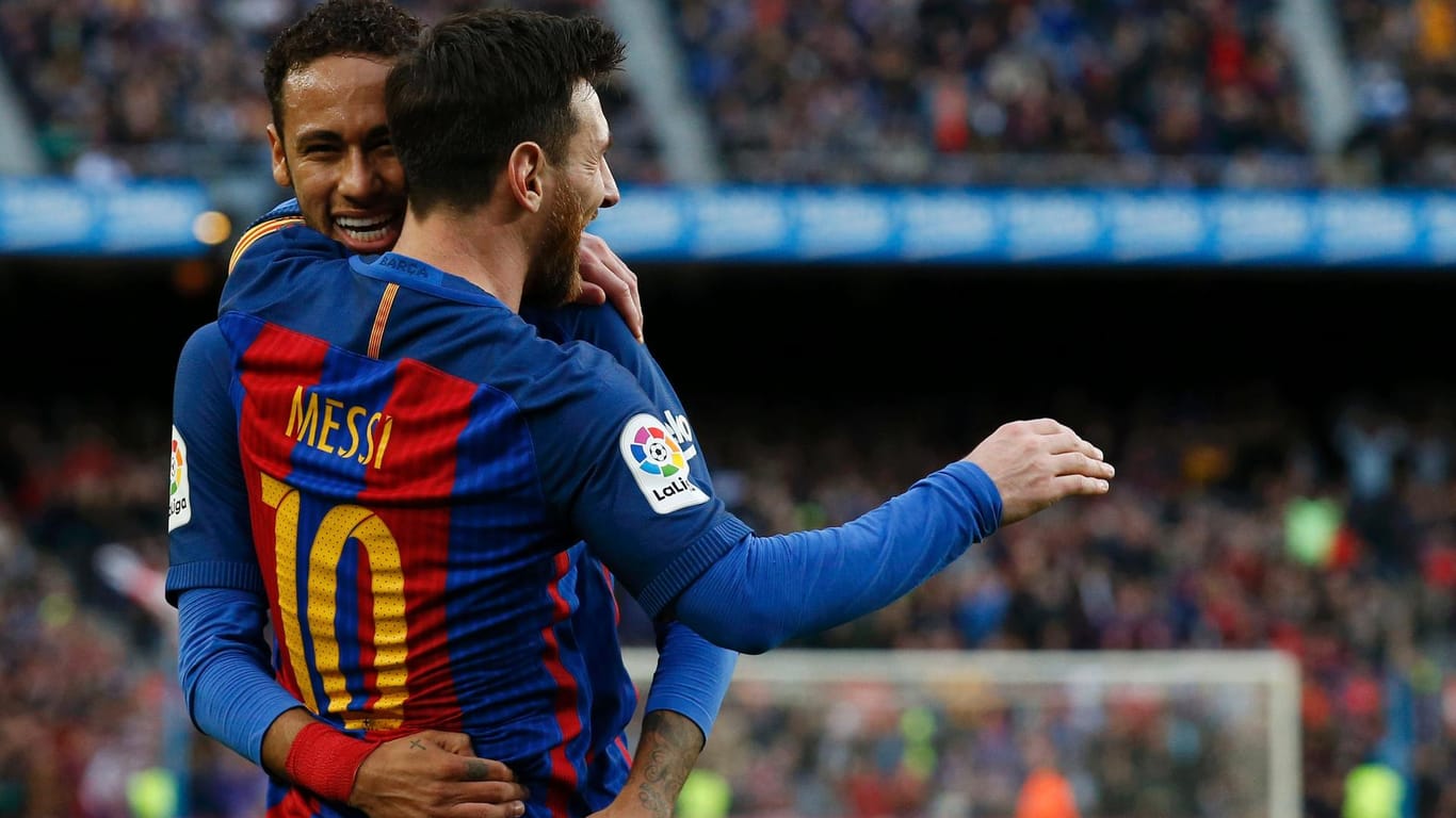Barca-Buddies: Neymar herzt Lionel Messi.