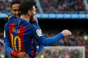 Barca-Buddies: Neymar herzt Lionel Messi.