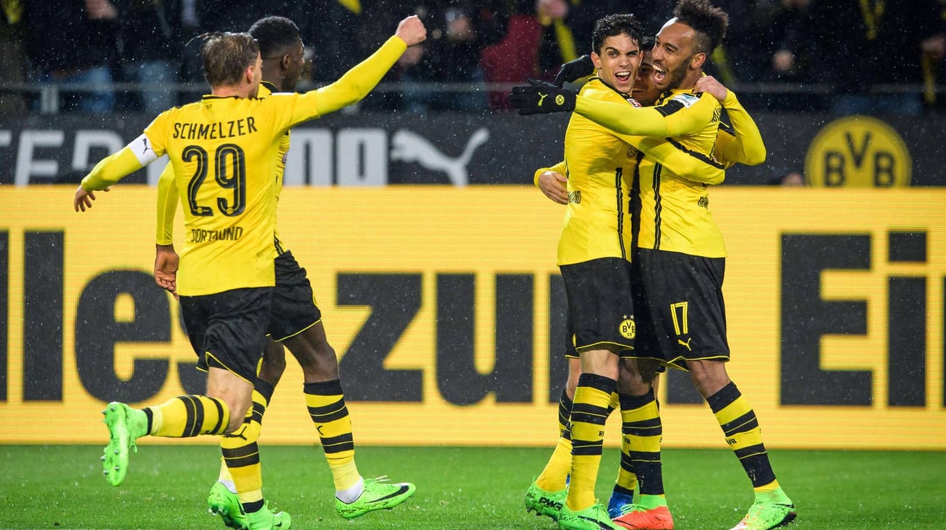 In Feierlaune: Dortmunder Teamkameraden freuen sich mit Pierre-Emerick Aubameyang (rechts) nach dessen Treffer gegen RB Leipzig.