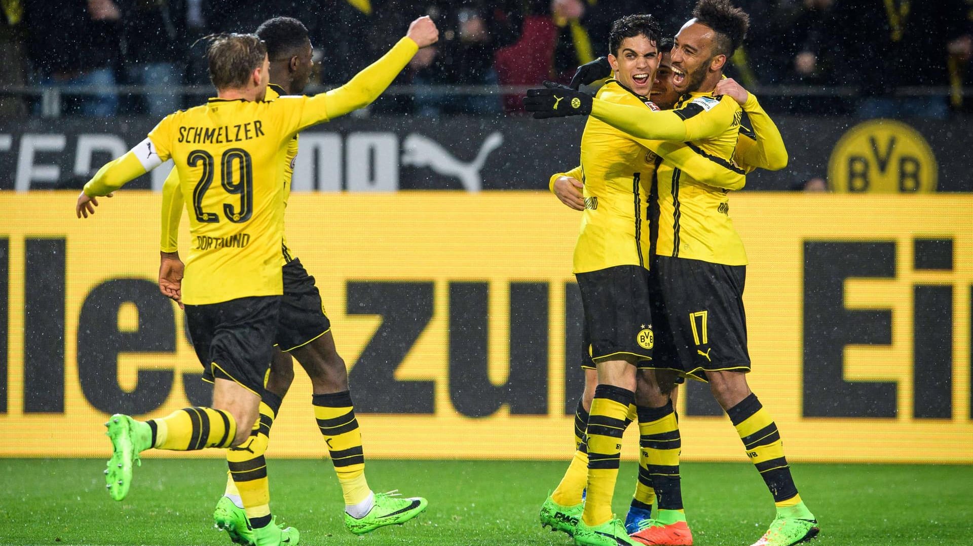 In Feierlaune: Dortmunder Teamkameraden freuen sich mit Pierre-Emerick Aubameyang (rechts) nach dessen Treffer gegen RB Leipzig. In Feierlaune: Dortmunder Teamkameraden freuen sich mit Pierre-Emerick Aubameyang (rechts) nach dessen Treffer gegen RB Leipzig.