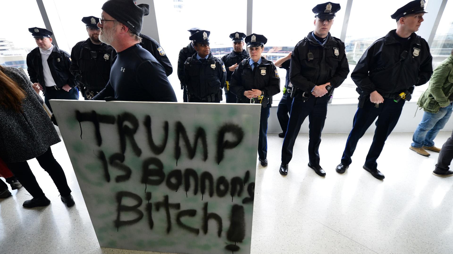 Proteste am Flughafen von Philadelphia gegen den sogenannten "Muslimban" der Trump-Regierung. Proteste am Flughafen von Philadelphia gegen den sogenannten "Muslimban" der Trump-Regierung.