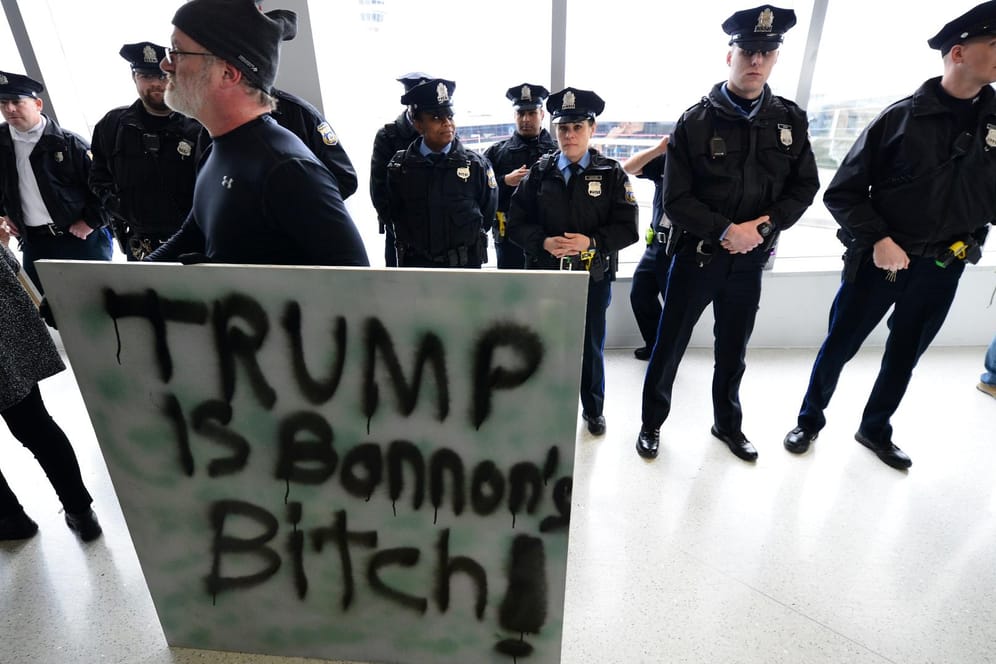 Proteste am Flughafen von Philadelphia gegen den sogenannten "Muslimban" der Trump-Regierung.