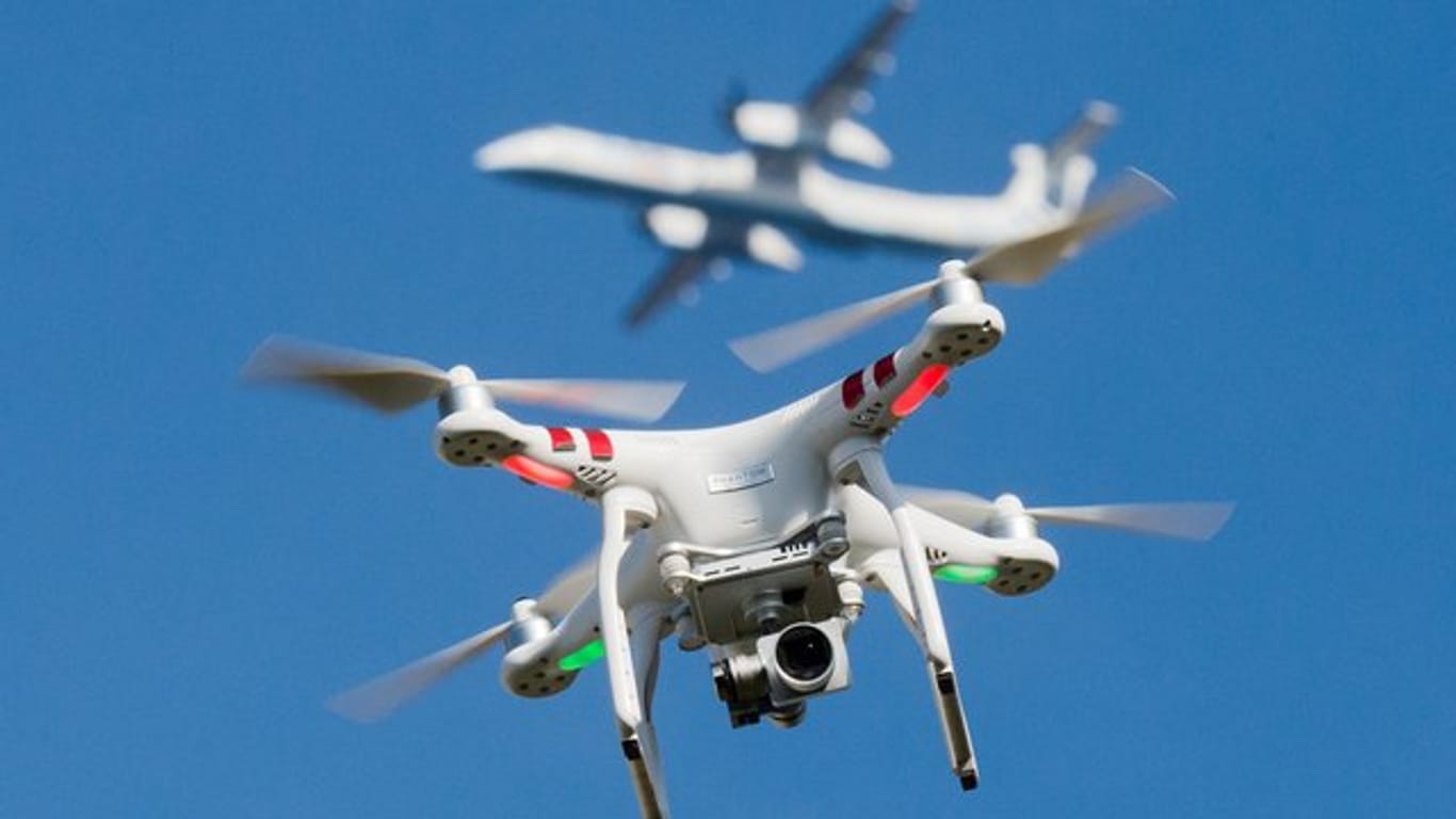 In Deutschland sind nach Schätzungen von Experten mittlerweile etwa 400 000 Drohnen in der Luft.
