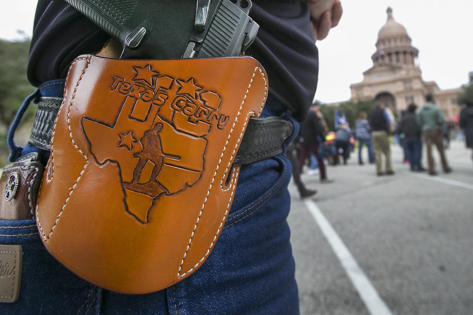 Wer darf eine Waffe tragen? In den USA ist die Diskussion darüber mal wieder im Gange.
