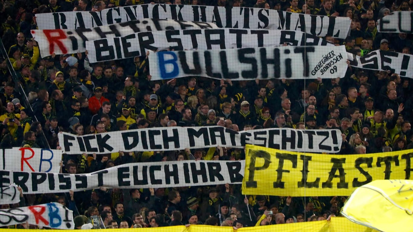 Weit unter der Gürtellinie: Schmähplakate der Dortmunder Fans.