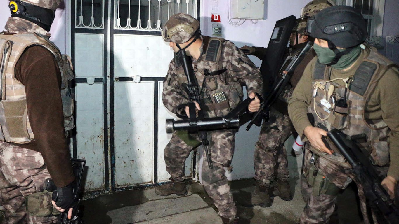 Turkey Islamic StateEine Anti-Terroreinheit verschafft sich bei einer Razzia gegen IS-Mitglieder Zutritt zu einem Gebäude in Adiyaman, im Südosten der Türkei.