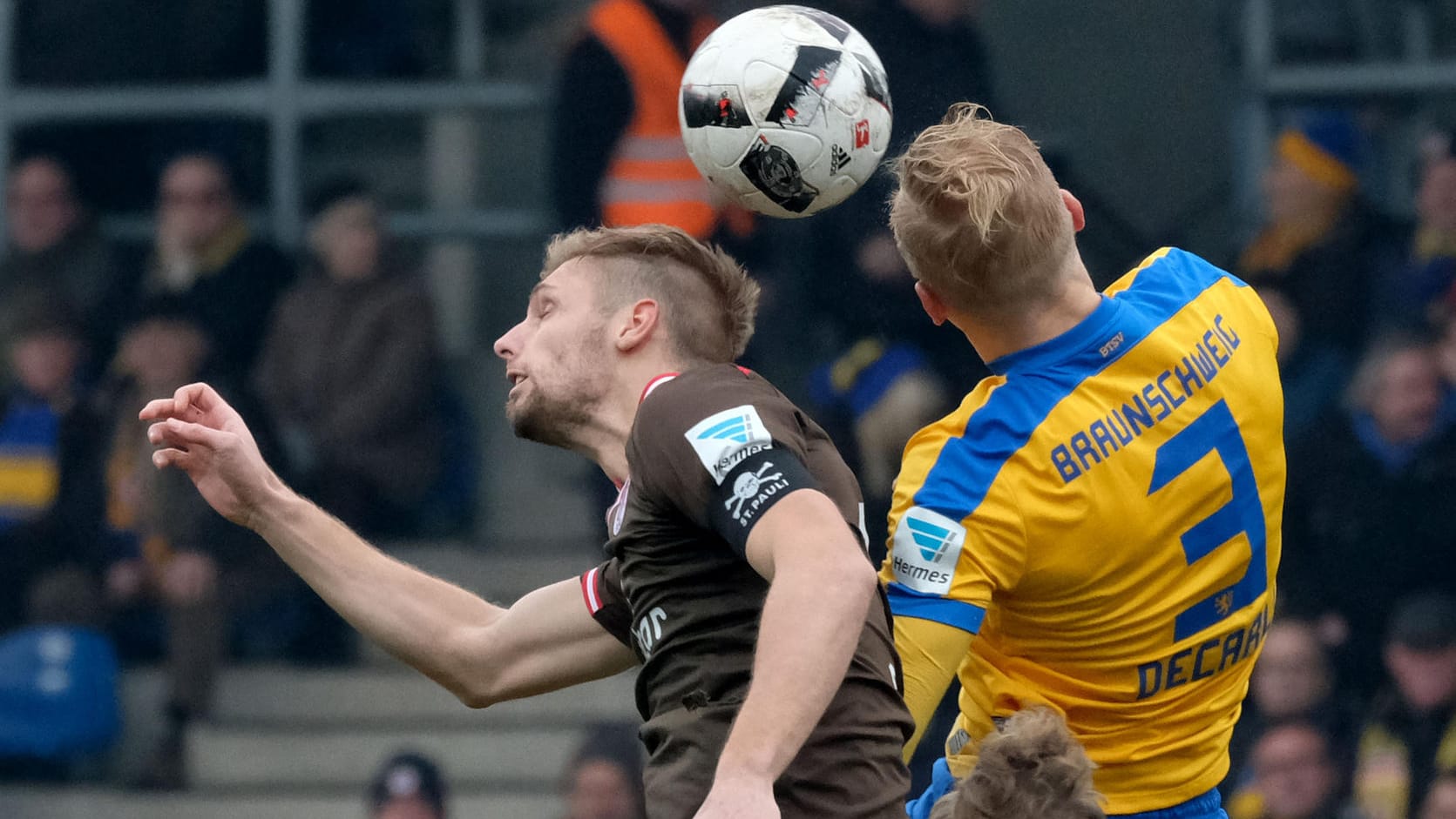 Braunschweigs Saulo Decarli (rechts) und Paulis Lasse Sobiech kämpfen um den Ball. Braunschweigs Saulo Decarli (rechts) und Paulis Lasse Sobiech kämpfen um den Ball.