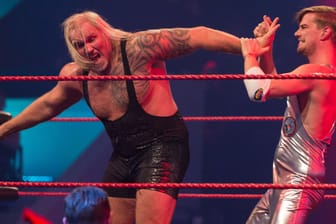 Joko Winterscheidt (rechts) kämpfte am Samstagabend um den Titel des besten Show-Masters und gegen den Wrestler Herman The German.