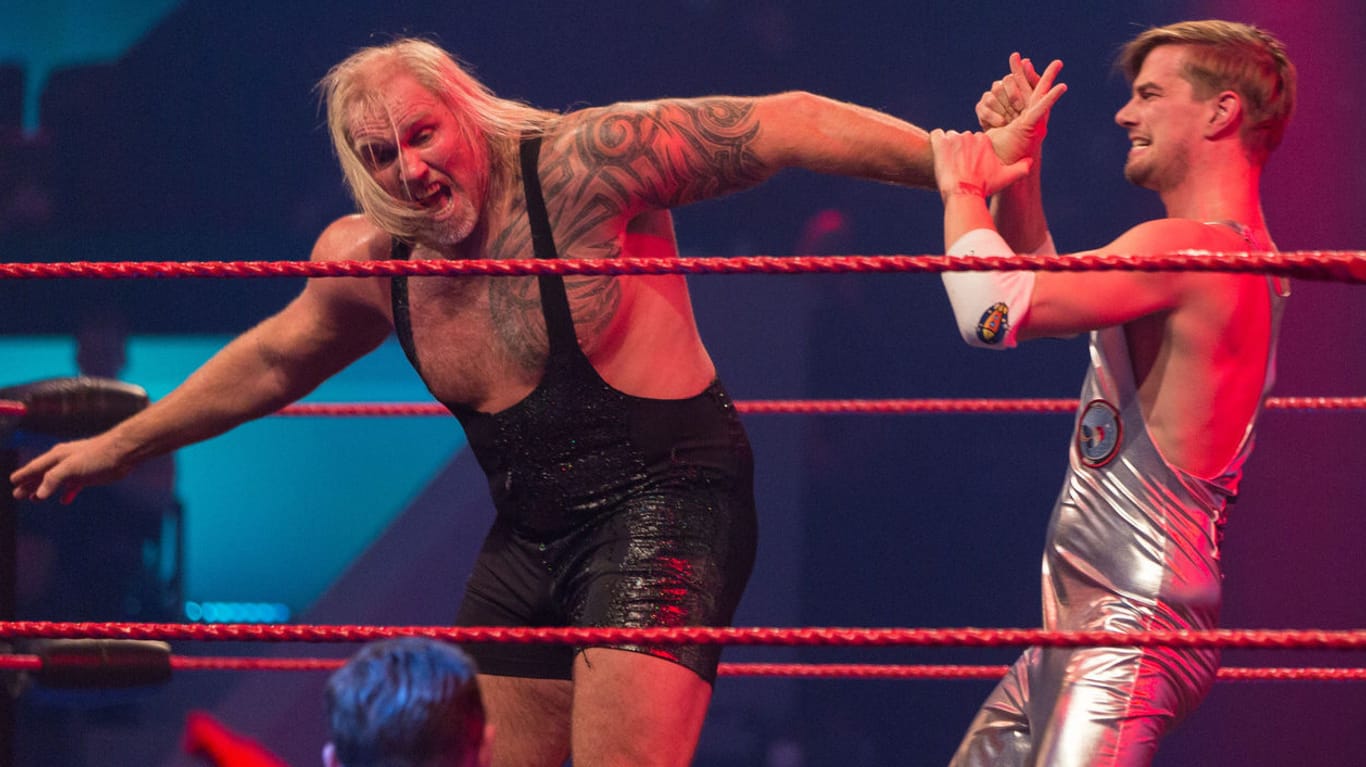 Joko Winterscheidt (rechts) kämpfte am Samstagabend um den Titel des besten Show-Masters und gegen den Wrestler Herman The German.