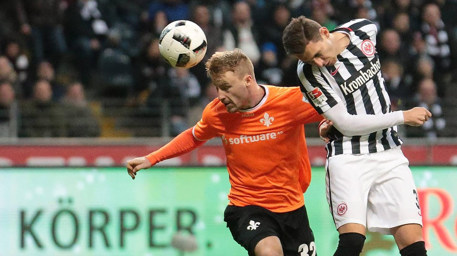 Kopfball-Duell zwischen Darmstadts Fabian Holland (li.) und Eintracht-Angreifer Branimir Hrgota. Kopfball-Duell zwischen Darmstadts Fabian Holland (li.) und Eintracht-Angreifer Branimir Hrgota.