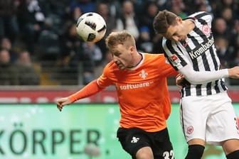 Kopfball-Duell zwischen Darmstadts Fabian Holland (li.) und Eintracht-Angreifer Branimir Hrgota.