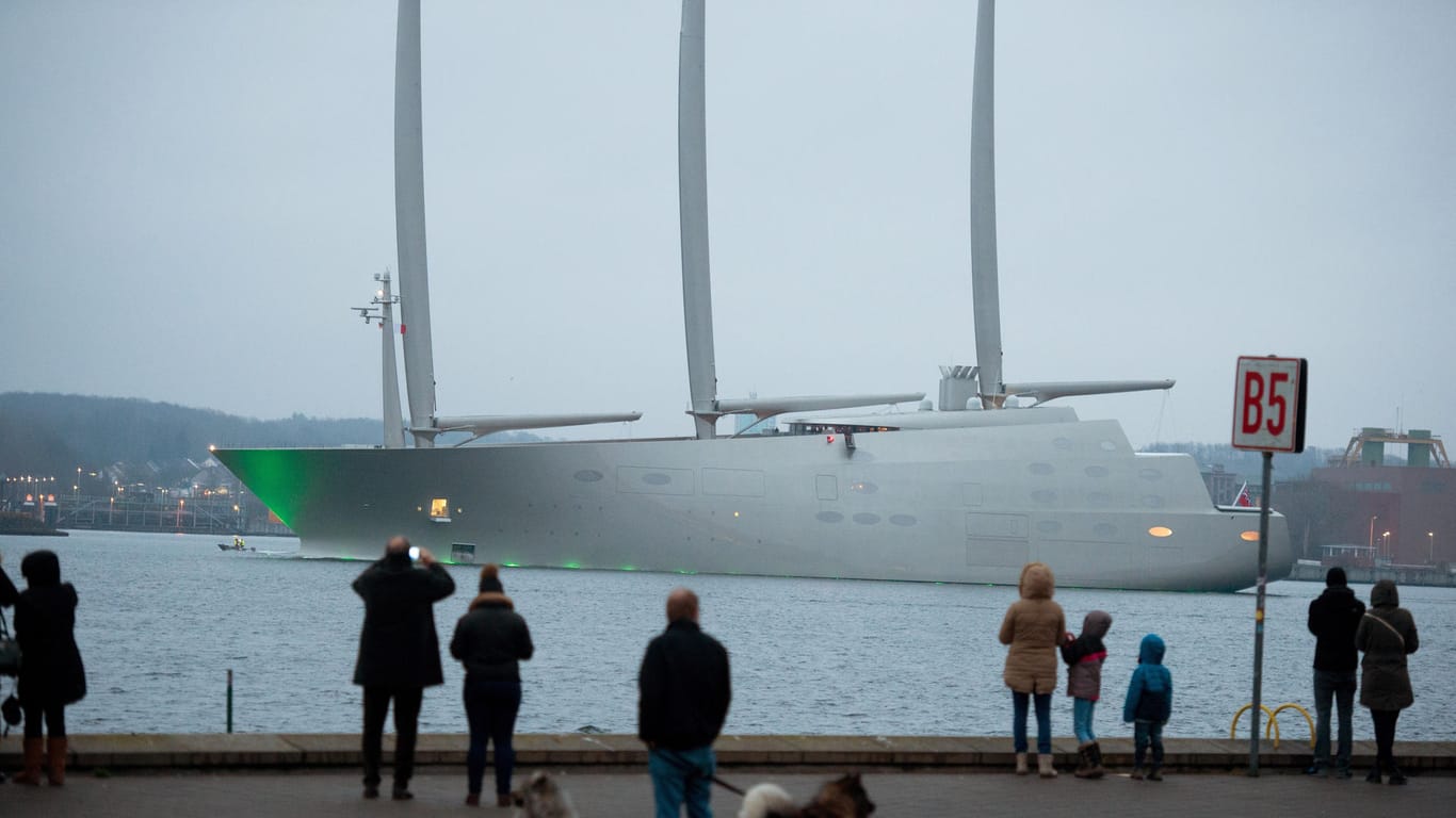 Die "Sailing Yacht A" beim Verlassen des Hafen von Kiel. Jetzt geht es in wärmere Gefilde.