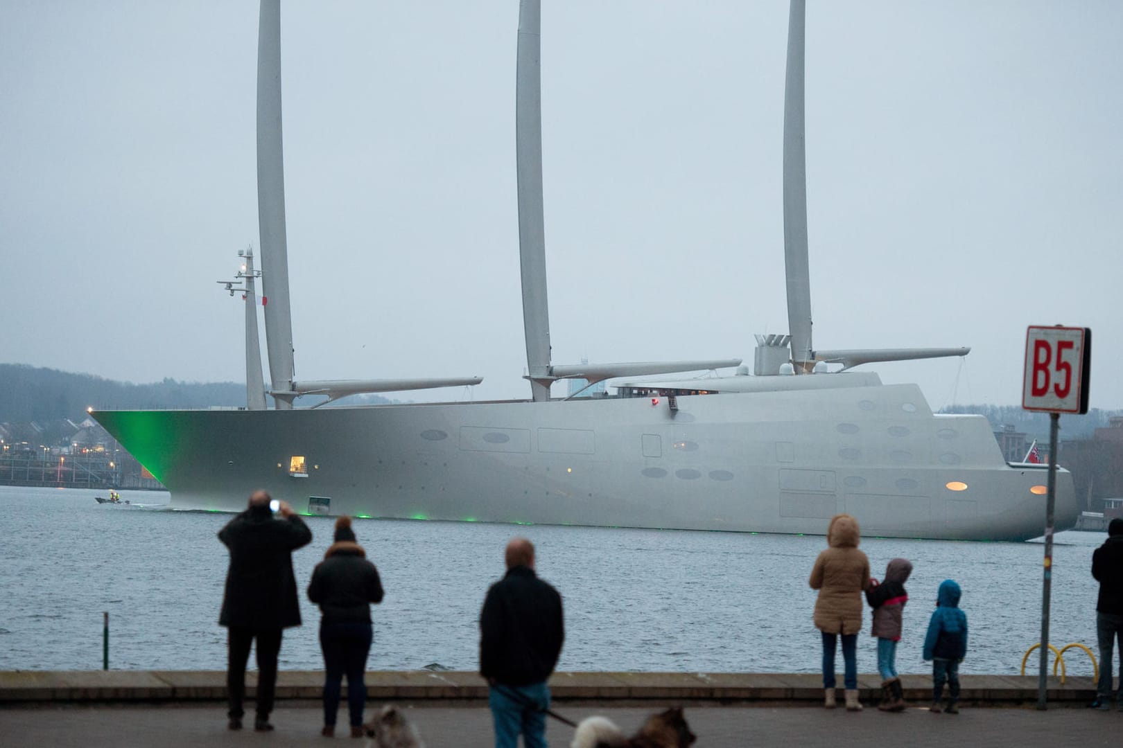 Die "Sailing Yacht A" beim Verlassen des Hafen von Kiel. Jetzt geht es in wärmere Gefilde.