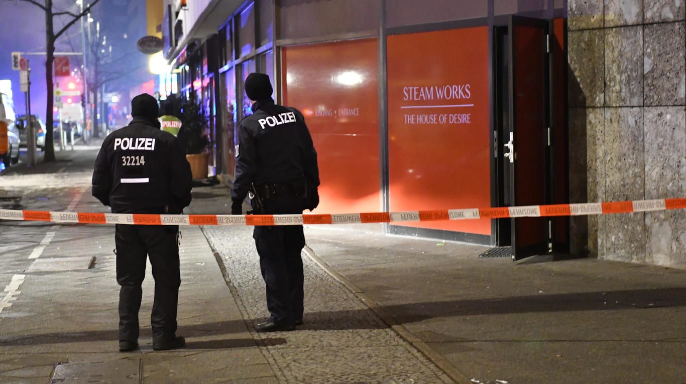 Polizisten vor dem Berliner Saunaclub: Nun wurden zwei der Betreiber verurteilt.