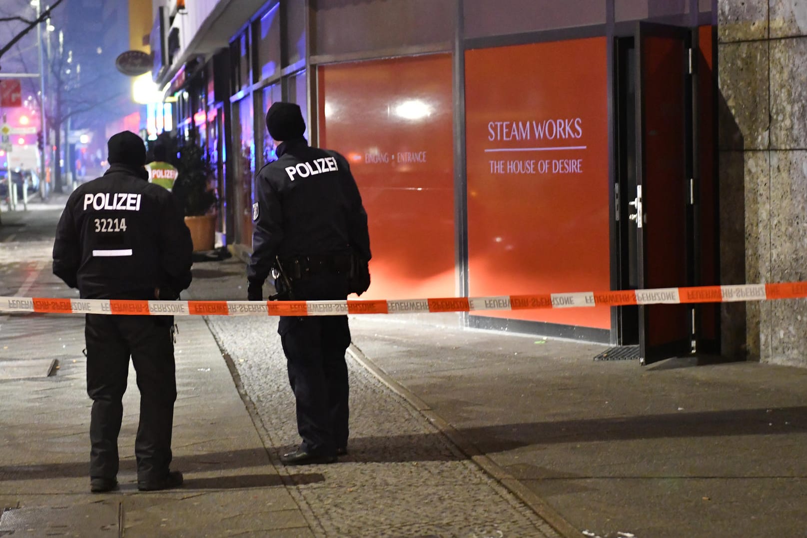 Polizisten vor dem Berliner Saunaclub: Nun wurden zwei der Betreiber verurteilt.